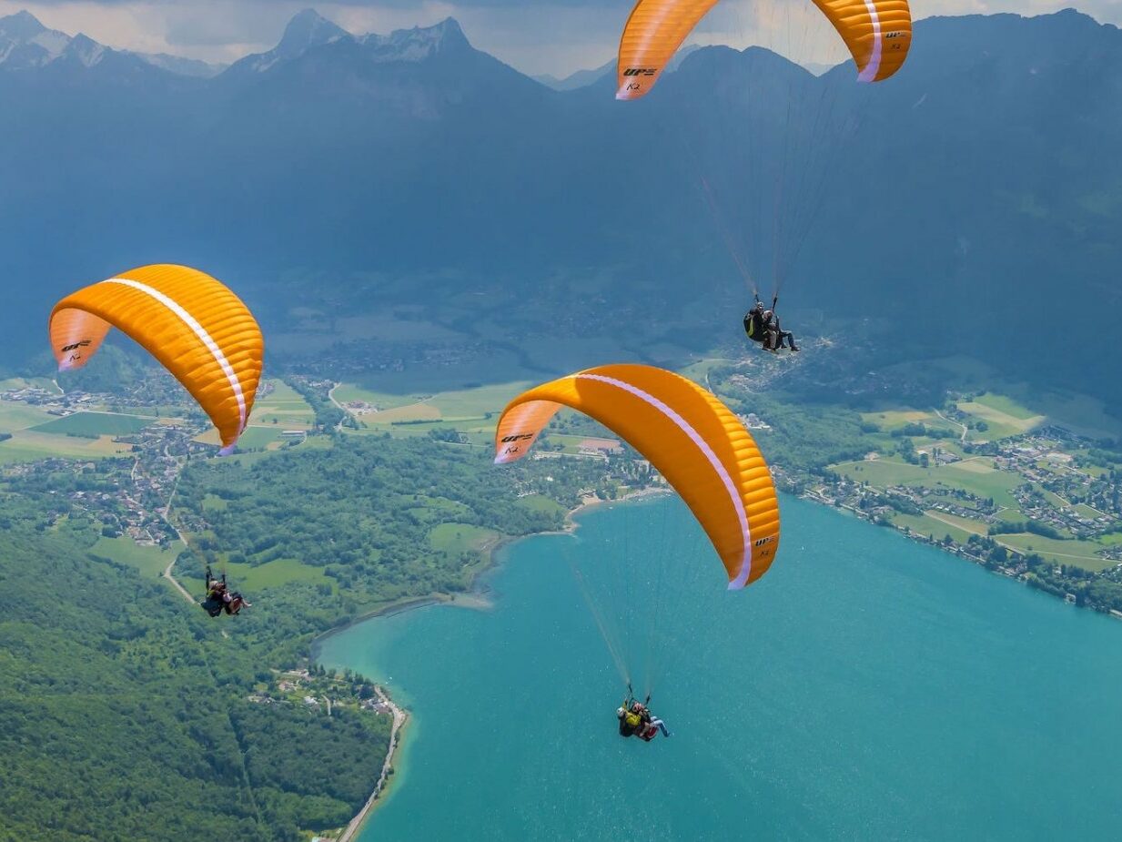 1356 blog page bloc element flyeo parapente biplace parapente vue sur le lac dannecy min 1 jpeg 1800x925