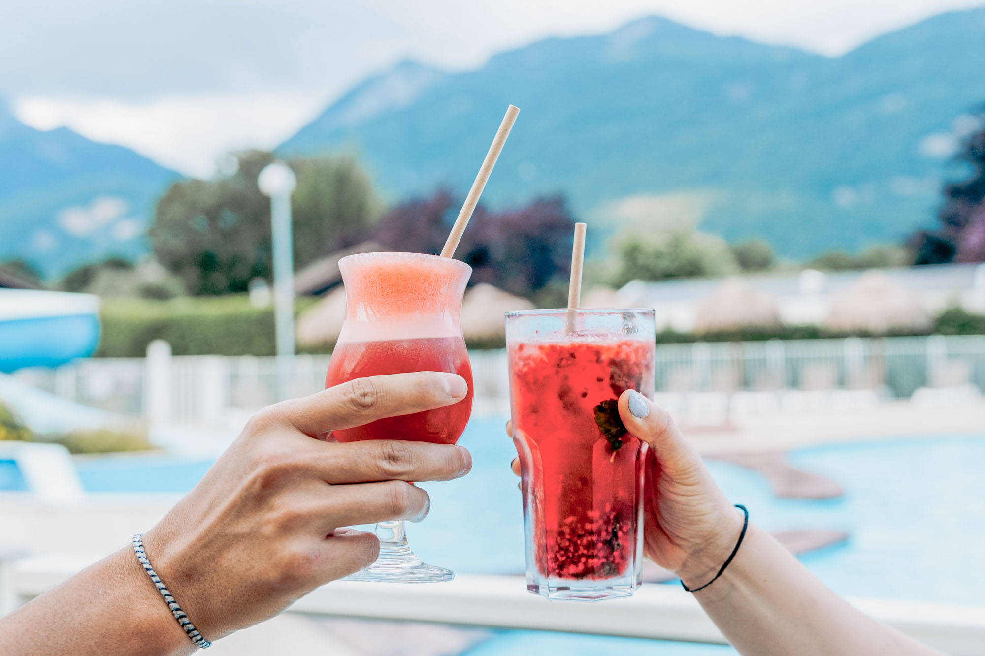 bar en cocktails bij het zwembad op camping Doussard