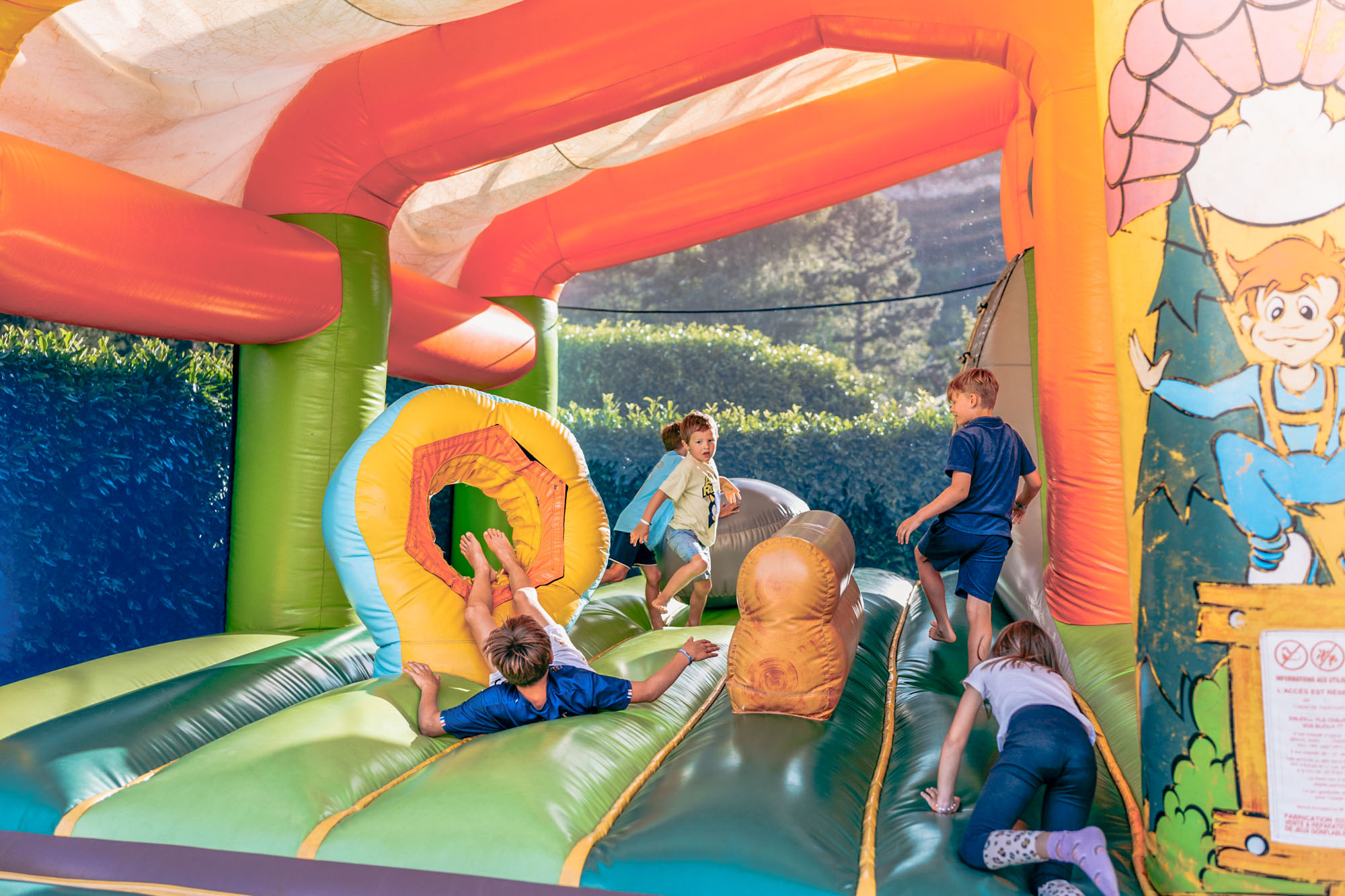 château gonflable pour les enfants au camping La Ravoire près d'Annecy