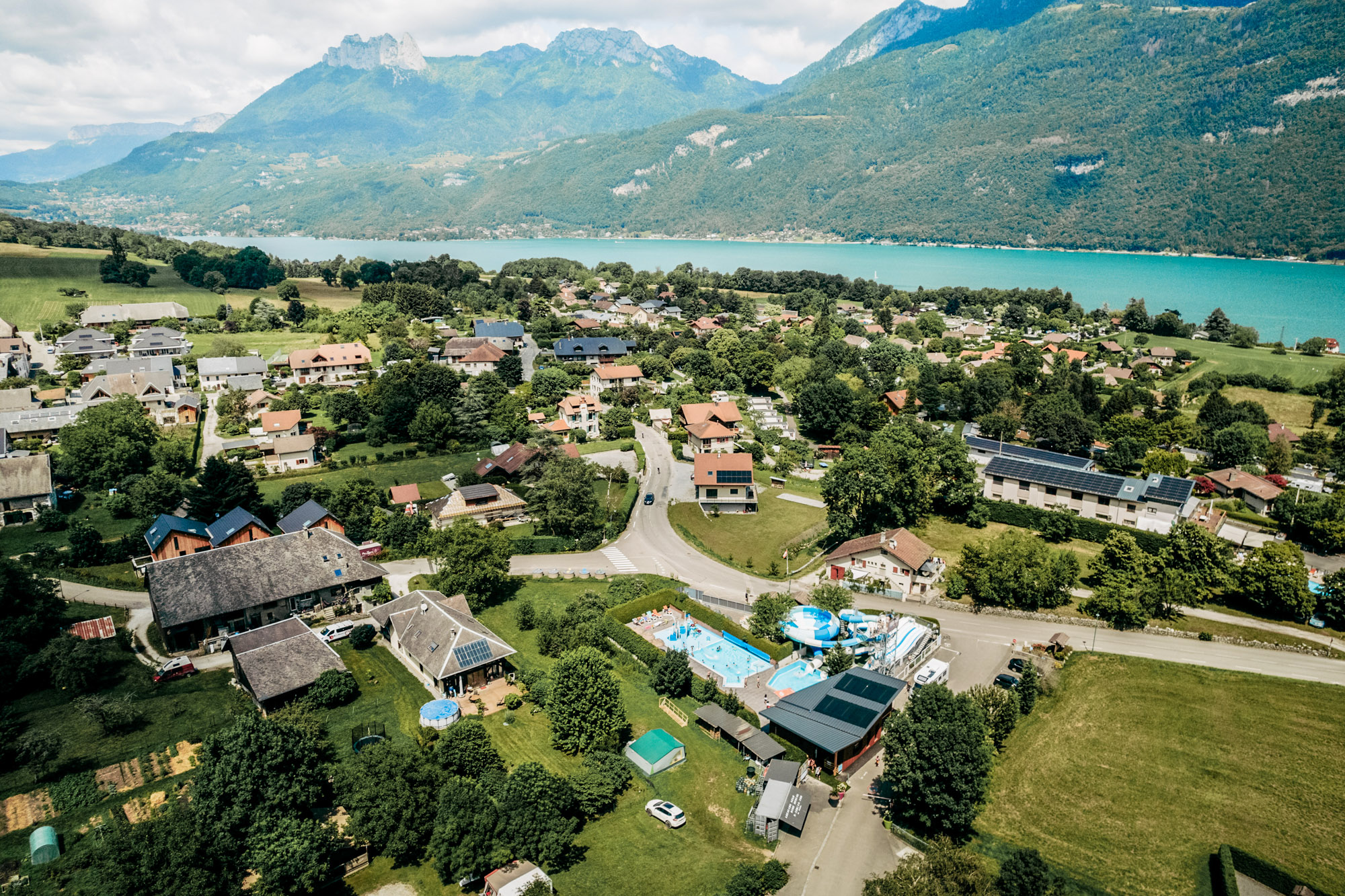 vue aerienne camping proche lac annecy